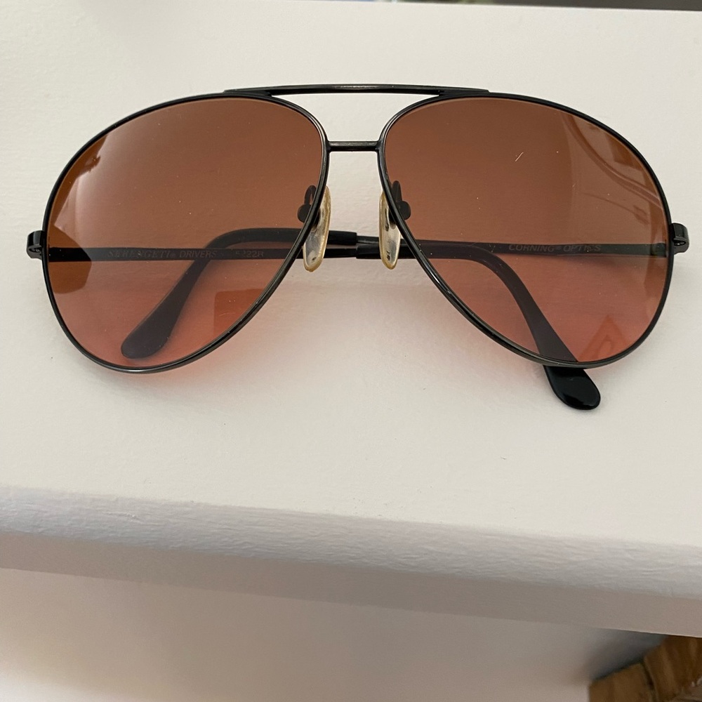 Great used pair of Serengeti drivers for men.